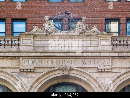 Boston Custom House District: Le bâtiment de la Chambre de commerce est richement décoré avec des symboles maritimes. Il se trouve de l'autre côté de India Street depuis Custom House. Banque D'Images