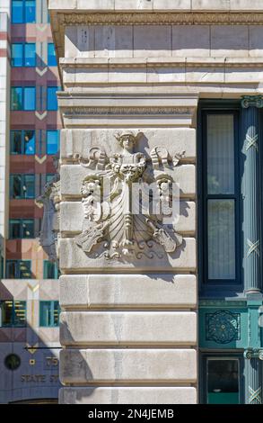 Boston Custom House District: Le bâtiment de la Chambre de commerce est richement décoré avec des symboles maritimes. Il se trouve de l'autre côté de India Street depuis Custom House. Banque D'Images