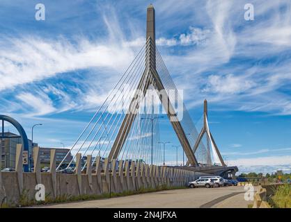 Ponts de Boston : le pont commémoratif Leonard P. Zakim Bunker Hill traverse la rivière Charles. La conception saisissante des câbles est devenue une icône de Boston. Banque D'Images