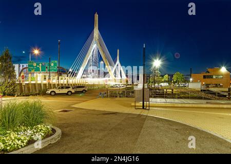 Ponts de Boston : le pont commémoratif Leonard P. Zakim Bunker Hill traverse la rivière Charles. La conception saisissante des câbles est devenue une icône de Boston. Banque D'Images