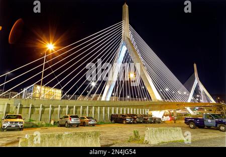 Ponts de Boston : le pont commémoratif Leonard P. Zakim Bunker Hill traverse la rivière Charles. La conception saisissante des câbles est devenue une icône de Boston. Banque D'Images