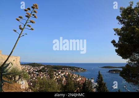 Vue sur la ville de Hvar et les îles Paklinski depuis la forteresse espagnole, île de Hvar, Croatie Banque D'Images