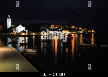 Monastère franciscain de notre-Dame de grâce dans la ville de Hvar la nuit, île de Hvar, Croatie Banque D'Images