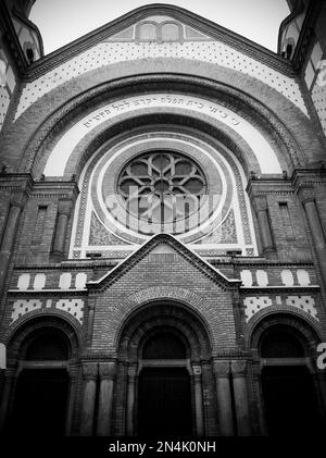 Entrée à l'ancienne Synagogue Novi Sad en noir et blanc, rue Jevreska, Novi Sad, Voïvodine, Serbie Banque D'Images