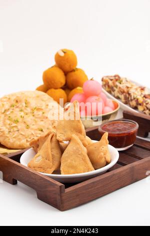 Célèbres en-cas indiens traditionnels Chhemi Matar Samosa ou pois verts Saingara, Sambusa, Samusa, Singada farci avec Matar Ki Chhimmi, Aloo, Chat Masala Banque D'Images