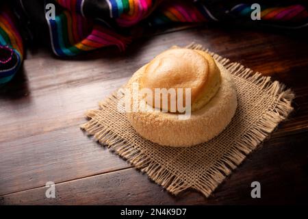 Ojo de Pancha. Également connu sous le nom d'Ojo de Buey, c'est l'un des pains sucrés mexicains traditionnels, qui consistent en un anneau de pain feuilleté rempli d'un orange- Banque D'Images