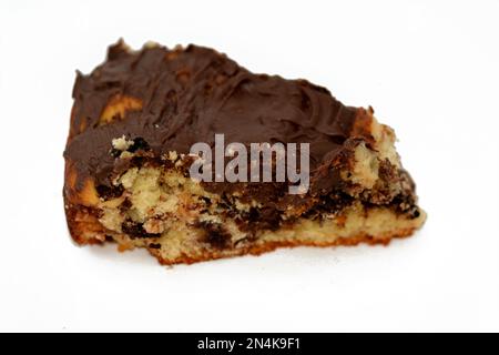 pâte cuite recouverte de chocolat et farcie de morceaux de chocolat, biscuit, gâteau, caramel et brownies, prêt à être servi, foyer sélectif d'a Banque D'Images