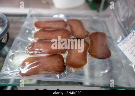 Exemples de spécialités de poisson, Fish Canning Factory (USISA), Isla Cristina, Espagne Banque D'Images