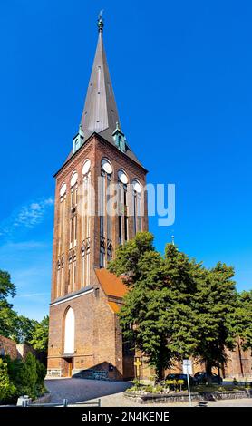 Stargard, Pologne - 11 août 2022 : église gothique Saint-Jean-Baptiste du XVe siècle dans le quartier historique de la vieille ville de Stargard Banque D'Images