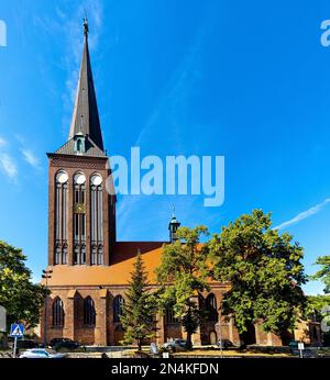 Stargard, Pologne - 11 août 2022 : église gothique Saint-Jean-Baptiste du XVe siècle dans le quartier historique de la vieille ville de Stargard Banque D'Images