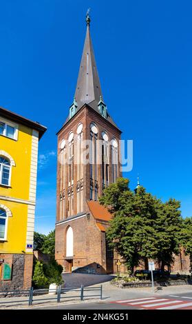 Stargard, Pologne - 11 août 2022 : église gothique Saint-Jean-Baptiste du XVe siècle dans le quartier historique de la vieille ville de Stargard Banque D'Images