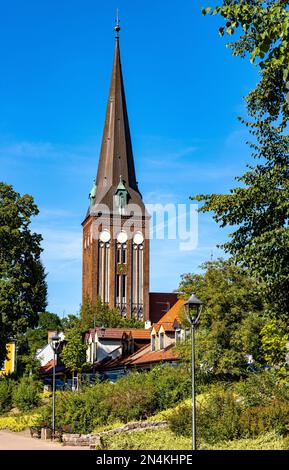 Stargard, Pologne - 11 août 2022 : église gothique Saint-Jean-Baptiste du XVe siècle dans le quartier historique de la vieille ville de Stargard Banque D'Images