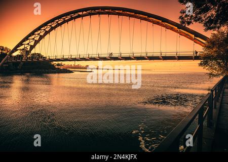 Le pont Humber Bay Arch, vu au-dessus du lac Ontario, reflète le magnifique ciel du coucher du soleil Banque D'Images