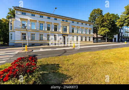 Koszalin, Pologne - 10 août 2022: Bureau régional du Procureur Bâtiment classicien à la rue Zwyciestwa dans le quartier historique de la vieille ville de Koszalin Banque D'Images