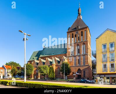 Koszalin, Pologne - 10 août 2022: Cathédrale gothique Sainte Marie Immaculée conception du XIVe siècle dans la rue Zwyciestwa, dans le quartier historique de la vieille ville de Banque D'Images