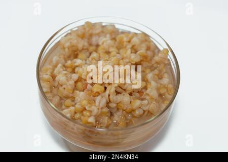 Recette de baies de blé de la BALEgyptienne belila, Un nourrissant style égyptien chaud de céréales poding baies de blé bol petit déjeuner, sucré avec du sucre, il' Banque D'Images