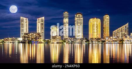 North Miami Beach, Sunny Isles Skyline at Night Trump Tower, Aqualina Residences et Hotel Full Moonrise Floridas East Coast Miami Beach, Miami Flori Banque D'Images