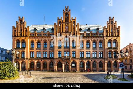 Koszalin, Pologne - 10 août 2022 : immeuble de poste néo-gothique à la place Plac Wolnosci dans le quartier historique de la vieille ville de Koszalin Banque D'Images