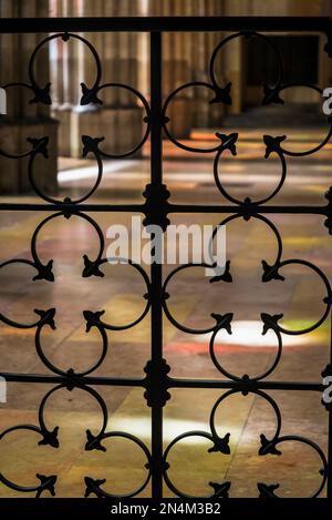 Lumière colorée des vitraux sur le plancher de la basilique Saint-Denis, une cathédrale d'une importance singulière historique et architecturale Banque D'Images