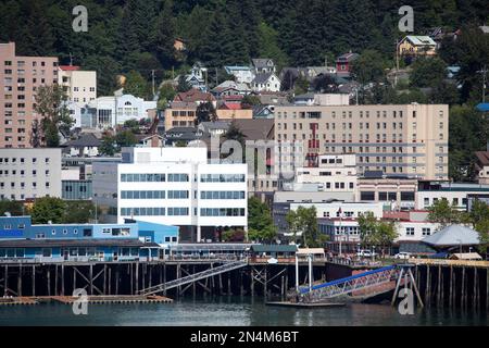 Vue sur le front de mer et les bâtiments du centre-ville de Juneau, la capitale de l'Alaska. Banque D'Images