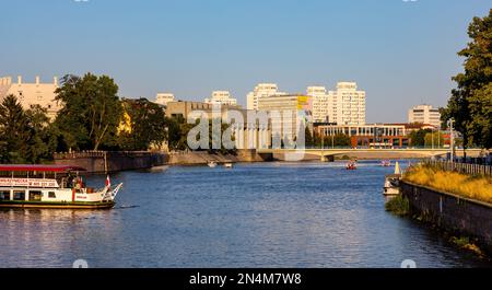 Wroclaw, Pologne - 19 juillet 2022: Vue panoramique du centre-ville de Wrocław avec le pont de la paix la plupart de Pokoju sur la rivière Odra vu du quartier historique de la vieille ville Banque D'Images