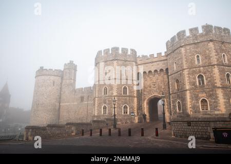 Windsor, Royaume-Uni. 8th février 2023. La porte d'entrée du roi Henry VIII du château de Windsor est photographiée dans un brouillard glacial. Le bureau met a émis un avertissement météorologique jaune pour le gel du brouillard dans le Berkshire. Crédit : Mark Kerrison/Alamy Live News Banque D'Images