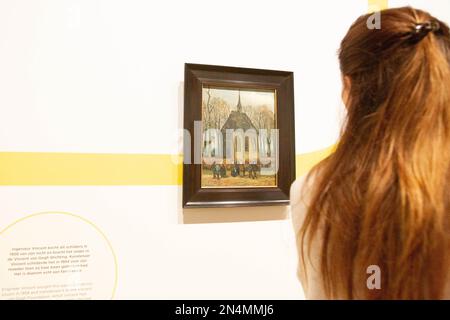 Amsterdam, pays-Bas. 8th févr. 2023. Un visiteur voit l'œuvre Congrégation quittant l'église réformée à Nuenen lors d'un aperçu de l'exposition choisir Vincent - Portrait d'une histoire familiale au Musée Van Gogh d'Amsterdam, aux pays-Bas, le 8 février 2023. Le musée Van Gogh célèbre cette année son anniversaire de 50th et rend hommage à la famille Van Gogh avec l'exposition, qui doit s'ouvrir au public du 10 février à 10 avril. Credit: Sylvia Lederer/Xinhua/Alamy Live News Banque D'Images