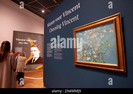 Amsterdam, pays-Bas. 8th févr. 2023. Les visiteurs prennent part à un aperçu de l'exposition choisir Vincent - Portrait d'une histoire familiale au Musée Van Gogh à Amsterdam, aux pays-Bas, le 8 février 2023. Le musée Van Gogh célèbre cette année son anniversaire de 50th et rend hommage à la famille Van Gogh avec l'exposition, qui doit s'ouvrir au public du 10 février à 10 avril. Credit: Sylvia Lederer/Xinhua/Alamy Live News Banque D'Images