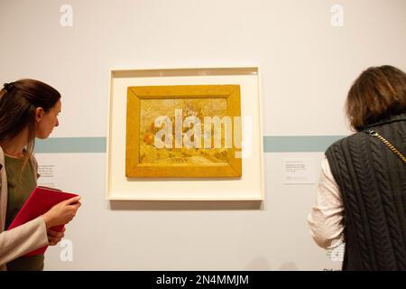 Amsterdam, pays-Bas. 8th févr. 2023. Les visiteurs peuvent voir l'œuvre Quinces, Lemons, poires et raisins de Vincent van Gogh lors d'un aperçu de l'exposition choisir Vincent - Portrait d'une histoire familiale au musée Van Gogh d'Amsterdam, aux pays-Bas, le 8 février 2023. Le musée Van Gogh célèbre cette année son anniversaire de 50th et rend hommage à la famille Van Gogh avec l'exposition, qui doit s'ouvrir au public du 10 février à 10 avril. Credit: Sylvia Lederer/Xinhua/Alamy Live News Banque D'Images