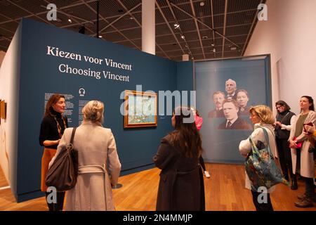 Amsterdam, pays-Bas. 8th févr. 2023. Les visiteurs prennent part à un aperçu de l'exposition choisir Vincent - Portrait d'une histoire familiale au Musée Van Gogh à Amsterdam, aux pays-Bas, le 8 février 2023. Le musée Van Gogh célèbre cette année son anniversaire de 50th et rend hommage à la famille Van Gogh avec l'exposition, qui doit s'ouvrir au public du 10 février à 10 avril. Credit: Sylvia Lederer/Xinhua/Alamy Live News Banque D'Images