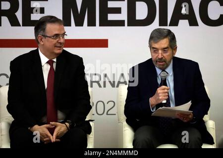 Mexico, Mexique. 8th févr. 2023. Le Ministre mexicain des affaires étrangères, Marcelo Ebrard et Juan RamÃ³n de la Fuente, représentant du Mexique auprès de l'Organisation des Nations Unies à l'inauguration de la retraite de médiation "Amérique latine et Caraïbes" au Secrétaire des relations extérieures à Mexico. Crédit : ZUMA Press, Inc./Alay Live News Banque D'Images