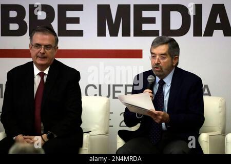 Mexico, Mexique. 8th févr. 2023. Le Ministre mexicain des affaires étrangères, Marcelo Ebrard et Juan RamÃ³n de la Fuente, représentant du Mexique auprès de l'Organisation des Nations Unies à l'inauguration de la retraite de médiation "Amérique latine et Caraïbes" au Secrétaire des relations extérieures à Mexico. Crédit : ZUMA Press, Inc./Alay Live News Banque D'Images