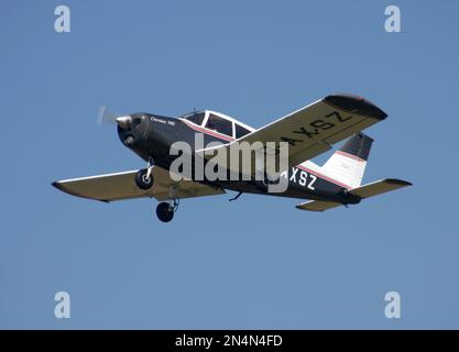 A Piper PA-28-140 Cherokee B quitte l'aérodrome de Sandown Isle of Wight au Royaume-Uni Banque D'Images