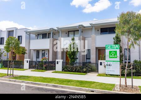 Le domaine de logement australien fournit une nouvelle communauté à Marsden Park à Sydney, Nouvelle-Galles du Sud, maisons de ville sur le développement avec un vendu par l'agent immobilier. Banque D'Images