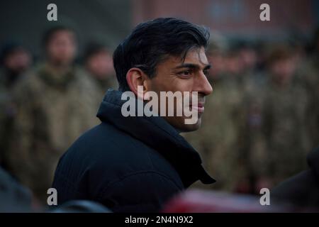 Dorset, Royaume-Uni. 08th févr. 2023. Le Premier ministre britannique Rishi Sunak se tourne vers le président ukrainien Volodymyr Zelenskyy pour faire des remarques lors d’une visite au Centre d’armure du camp de Bovington, à 8 février 2023, à Dorset, au Royaume-Uni. Sunak et Zelenskyy ont rendu visite à des soldats ukrainiens entraînés par l'armée britannique sur des chars Challenger 2. Crédit: Pool photo/Bureau de presse présidentiel ukrainien/Alamy Live News Banque D'Images