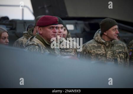 Dorset, Royaume-Uni. 08th févr. 2023. Les soldats ukrainiens se tiennent à l’attention du président ukrainien Volodymyr Zelenskyy, et le Premier ministre britannique Rishi Sunak fait des remarques lors d’une visite au Centre d’armure du camp de Bovington, à 8 février 2023, à Dorset, au Royaume-Uni. Sunak et Zelenskyy ont rendu visite à des soldats ukrainiens entraînés par l'armée britannique sur des chars Challenger 2. Crédit: Pool photo/Bureau de presse présidentiel ukrainien/Alamy Live News Banque D'Images