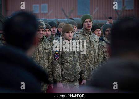 Dorset, Royaume-Uni. 08th févr. 2023. Les soldats ukrainiens se tiennent à l’attention du président ukrainien Volodymyr Zelenskyy, et le Premier ministre britannique Rishi Sunak fait des remarques lors d’une visite au Centre d’armure du camp de Bovington, à 8 février 2023, à Dorset, au Royaume-Uni. Sunak et Zelenskyy ont rendu visite à des soldats ukrainiens entraînés par l'armée britannique sur des chars Challenger 2. Crédit: Pool photo/Bureau de presse présidentiel ukrainien/Alamy Live News Banque D'Images