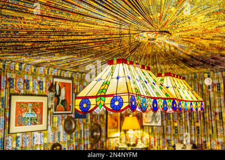 Vitraux dans la salle de la piscine de Graceland, la maison d'Elvis Presley à Memphis, Tennessee. Banque D'Images