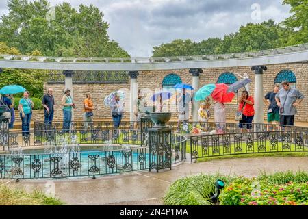 Les visiteurs rendent hommage aux tombes familiales de Presley dans le jardin de méditation de Graceland, la maison d'Elvis Presley à Memphis, Tennessee. Banque D'Images