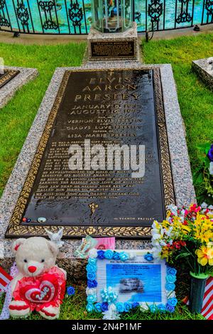 La tombe d’Elvis Presley dans le jardin de méditation de Graceland, sa maison à Memphis, Tennessee. Banque D'Images