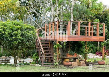 Balcon romantique, bois brun fait autour D'Un arbre. Banque D'Images