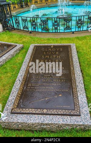 La tombe de la mère d’Elvis Presley dans le jardin de méditation de Graceland, sa maison à Memphis, Tennessee. Banque D'Images