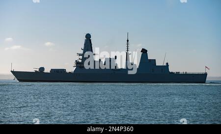 HMS Dauntless (D33) partant de Portsmouth (Royaume-Uni) le 6th février 2023 pour l'entraînement en mer et en armement. Banque D'Images