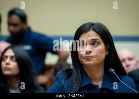 Washington, États-Unis d'Amérique. 08th févr. 2023. Vijaya Gadde, ancien responsable juridique Twitter, répond aux questions lors d'une audience de la Commission de surveillance et de responsabilité de la Chambre des communes intitulée « protéger le discours contre les interférences gouvernementales et les préjugés sur les médias sociaux partie 1 : Twitters rôle dans la suppression de l'histoire de Biden Laptop » dans le bâtiment Rayburn House à Washington, DC, mercredi, 8 février 2023. Crédit: Rod Lamkey/CNP/Sipa USA crédit: SIPA USA/Alay Live News Banque D'Images