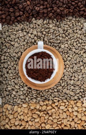 Collage de grains de café montrant différentes étapes de torréfaction italienne avec des grains crus. STEP and Circle of Coffee Bean, Mixed café Beans robusta et arabe Banque D'Images