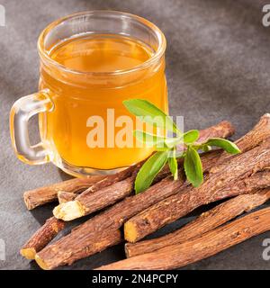 Glycyrrhiza glabra - thé chaud à la réglisse sucré avec des feuilles de stévia Banque D'Images