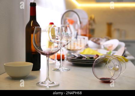Vaisselle sale dans la cuisine après la fête du nouvel an Banque D'Images