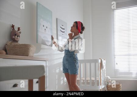 Décoration sur un mur blanc dans la chambre de bébé. Design intérieur Banque D'Images