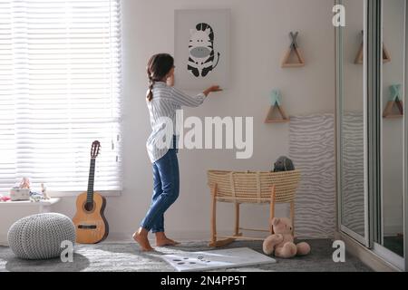 Décoration sur un mur blanc dans la chambre de bébé. Design intérieur Banque D'Images