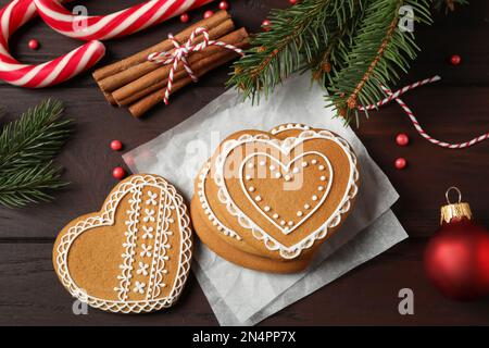 Composition de plats avec délicieux biscuits en forme de coeur au pain d'épice et décoration de Noël sur une table en bois Banque D'Images